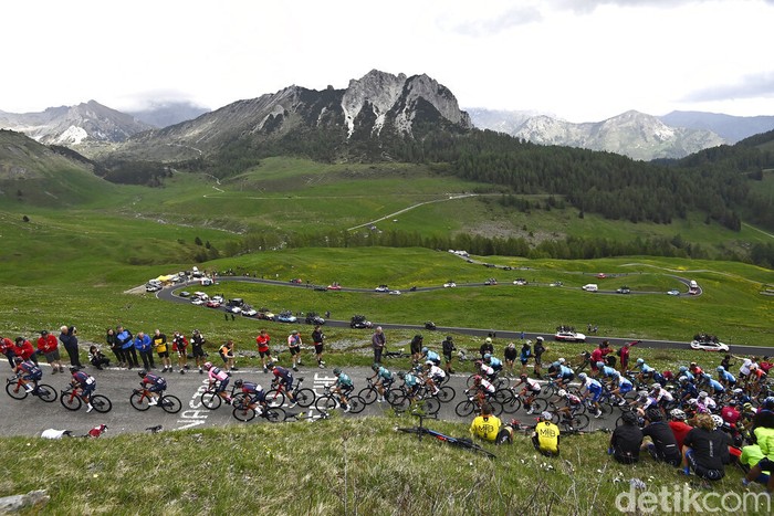 Ecuador's Richard Carapaz wears the pink jersey of the overall leader as he pedals in the pack during the 16th stage of the Giro D'Italia cycling race, from Salò to Aprica, Italy, Tuesday, May 24, 2022. (Fabio Ferrari/LaPresse via AP)