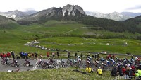 Para pebalap melintas di pegunungan Crocedomini, pada etape ke-16, (24/5/2022). Jai Hindley memperkecil selisih waktu dengan Carapaz menjadi 3 detik di etape 16. Pada etape sebelumnya, keduanya terpaut 7 detik. (Fabio Ferrari/LaPresse via AP)