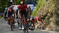 Pebalap Team Bahrain Victorious, Bilbao Lopez De Armentia terjatuh dalam etape 16 Giro dItalia 2022. Rute menanjak akan dilalui pada pekan terakhir Giro dItalia sebelum ditutup dengan etape Individual Time Trial di Verona. (Fabio Ferrari/LaPresse via AP) 
