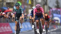 Pebalap Richard Carapaz (kanan) memacu sepeda Pinarello Dogma dalam etape 16 Giro dItalia, Selasa (24/5/2022). Selain Jai Hindley, pebalap UEA Team Emirates, Joao Almeida juga siap-siap mendongkel posisi Carapaz. Pebalap asal Portugal tersebut hanya terpaut 44 detik dengan Carapaz.(Massimo Paolone/LaPresse via AP)