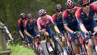 Pebalap Richard Carapaz mengenakan jersey pink sebagai simbol pebalap tercepat akumulasi waktu dalam, Giro dItalia. Pemakai Maglia Rosa di akhir etape bakal menjadi pebalap tercepat dan berhak mengangkat tropi kemenangan dalam grand tour yang berlangsung 3 pekan itu (Fabio Ferrari/LaPresse via AP)