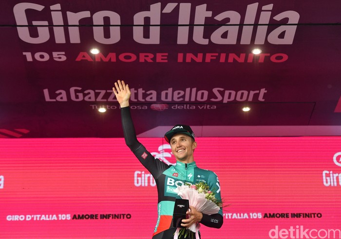 Giro D'Italia Ecuador's Richard Carapaz wears the pink jersey of the overall leader as he pedals in the pack during the 16th stage of the Giro D'Italia cycling race, from SalΓ² to Aprica, Italy, Tuesday, May 24, 2022. (Fabio Ferrari/LaPresse via AP)