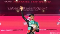 Pebalap tim BORA-Hansgrohe,  Jai Hindley merayakan kemenangan pada etape 9 Giro dItalia, (15/5/2022). Hindley hanya membutuhkan waktu 4 detik lebih cepat dari Carapaz untuk merebut Maglia Rosa. (Jennifer Lorenzini/Reuters)