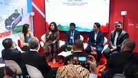 Menkominfo RI, Johnny G. Plate, bersama CEO GoTo Group, Andre Soelistyo, Head of Sustainability GoTo, Tanah Sullivan, dan Perwakilan Mitra Usaha GoTo dalam sesi diskusi kedua di Paviliun Indonesia: Deepening Digital Growth in The New Economic Landscape.