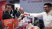 Mitra usaha kuliner GoTo, pemilik Dua Coffee, Rinaldi Nurpratama menyajikan kopi khas Indonesia kepada pengunjung.