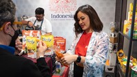 Mitra usaha kuliner GoTo, Head of PR & Marketing Kripik Balado Shirley, Vallencia Melvinsy, memperkenalkan keripik singkong pedas khas Padang kepada pengunjung.