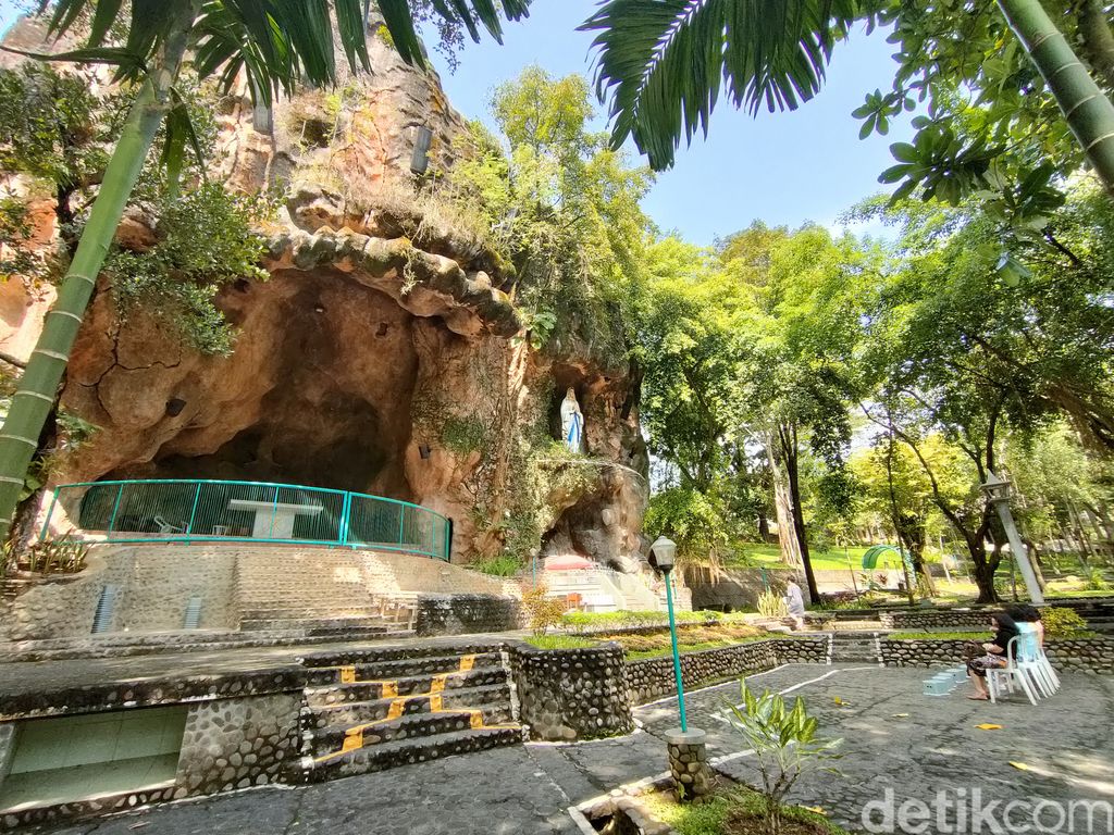 Gua Maria Puhsarang Kediri