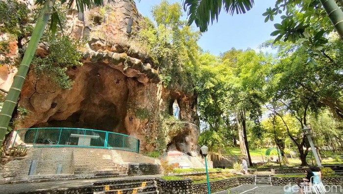 Gua Maria Puhsarang Kediri