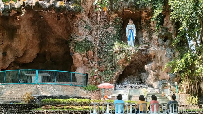 Gua Maria Puhsarang Kediri