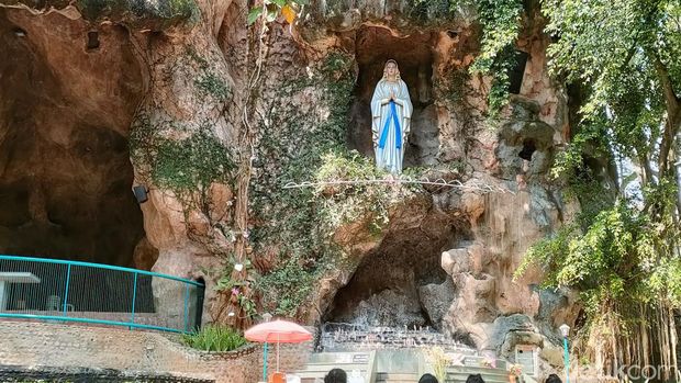 Gua Maria Puhsarang Kediri