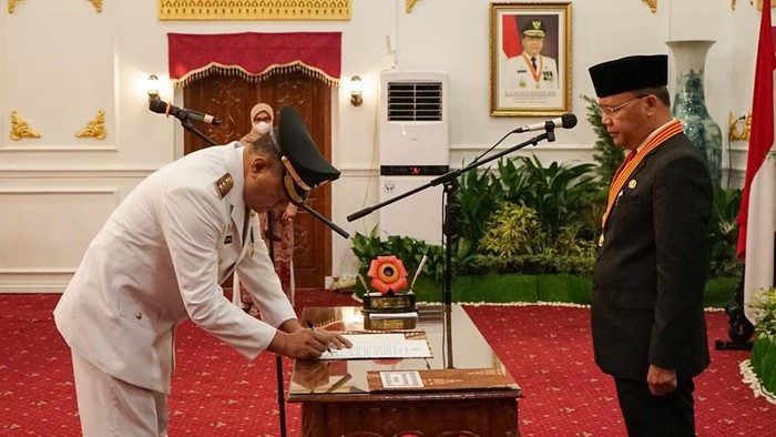 Gubernur Bengkulu saat melantik Pj Bupati Bengkulu Tengah