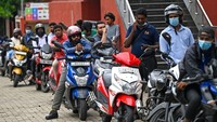 Sri Lanka berada dalam pergolakan krisis ekonomi terburuknya sejak kemerdekaan pada tahun 1948, karena kekurangan devisa yang parah telah menghentikan impor dan membuat negara itu kekurangan bahan bakar dan obat-obatan, dan berjuang dengan pemadaman listrik bergilir.