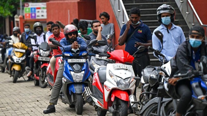 Motorists queue along a street to buy fuel from Lanka IOC fuel station in Colombo on May 24, 2022. - Cash-strapped Sri Lanka sharply hiked fuel prices to a record high on May 24, causing further pain to the countrys 22 million people in its worst crisis since independence. (Photo by Ishara S. KODIKARA / AFP) (Photo by ISHARA S. KODIKARA/AFP via Getty Images)