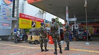 Tentara berjaga-jaga saat pengendara mengantre untuk membeli bahan bakar di stasiun bahan bakar Lanka IOC di Kolombo. Melansir Reuters, kenaikan harga BBM ini juga akan menambah laju inflasi. Menteri Tenaga dan Energi Kanchana Wijesekera, mengatakan dalam sebuah cuitan di Twitter, bahwa harga bensin akan naik 20-24% sementara harga solar akan naik 35-38% dengan segera. Batas harian tentang berapa banyak yang dapat dibeli setiap konsumen akan berlanjut.