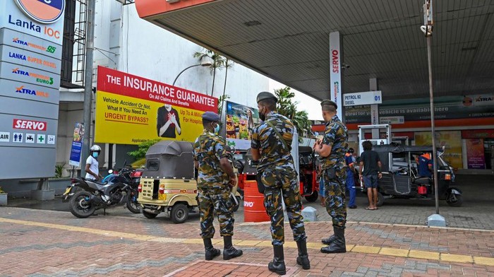 Harga BBM Sri Lanka Naik Capai Rekor Tertinggi, SPBU Dijaga Tentara Motorists queue along a street to buy fuel from Lanka IOC fuel station in Colombo on May 24, 2022. - Cash-strapped Sri Lanka sharply hiked fuel prices to a record high on May 24, causing further pain to the country's 22 million people in its worst crisis since independence. (Photo by Ishara S. KODIKARA / AFP) (Photo by ISHARA S. KODIKARA/AFP via Getty Images)