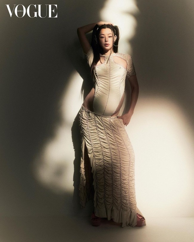 Dalam wawancaranya dengan Vogue Korea, pemenang Miss Korea 2006 itu mengungkap bahwa dia tak ingin terpaku dengan baju hamil. Dress yang dikenakannya adalah baju Honey Lee selama hamil. Foto: dok. Instagram @honey_lee32