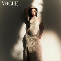 Dalam wawancaranya dengan Vogue Korea, pemenang Miss Korea 2006 itu mengungkap bahwa dia tak ingin terpaku dengan baju hamil. Dress yang dikenakannya adalah baju Honey Lee selama hamil. Foto: dok. Instagram @honey_lee32