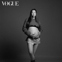 Lewat keterangan fotonya, Honey Lee mengungkap bayinya berjenis kelamin perempuan. Bintang One the Woman itu pun menuliskan nama putrinya ‘Joy’ di perut seperti yang terlihat dalam foto berikut. Foto: dok. Instagram @honey_lee32