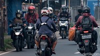 Mereka lawan arah untuk menghindari macet dan langsung masuk ke Jalan Kemiri yang tembus ke Pondok Cabe, Tangerang Selatan. 