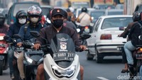 Sejumlah pemotor melawan arah di Kelurahan Cinangka, Kecamatan Sawangan, Depok, Jawa Barat, Rabu (25/5/2022) pukul 08.00 WIB.