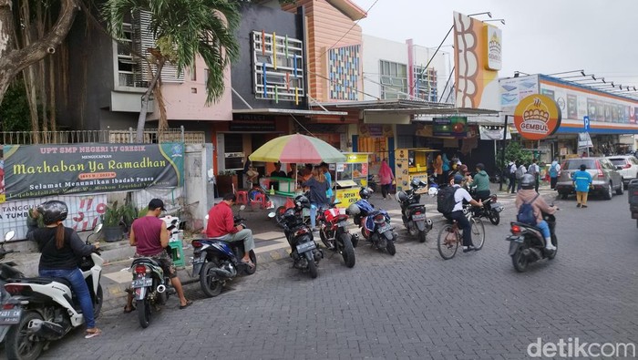 Juru parkir di Gresik