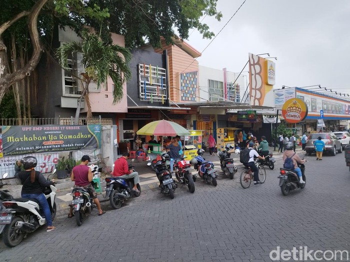 Juru parkir di Gresik