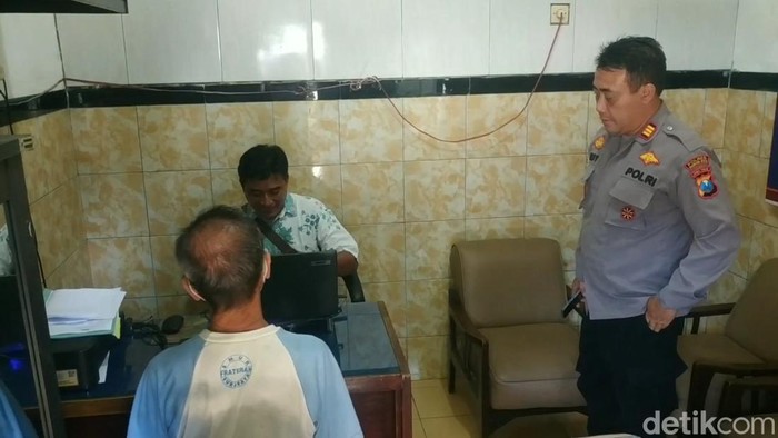 Kakek yang melempar batu ke rumah tetangga lalu membacok dua tetangganya.
