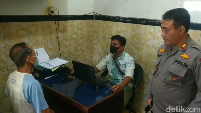 Kakek yang melempar batu ke rumah tetangga lalu membacok dua tetangganya.