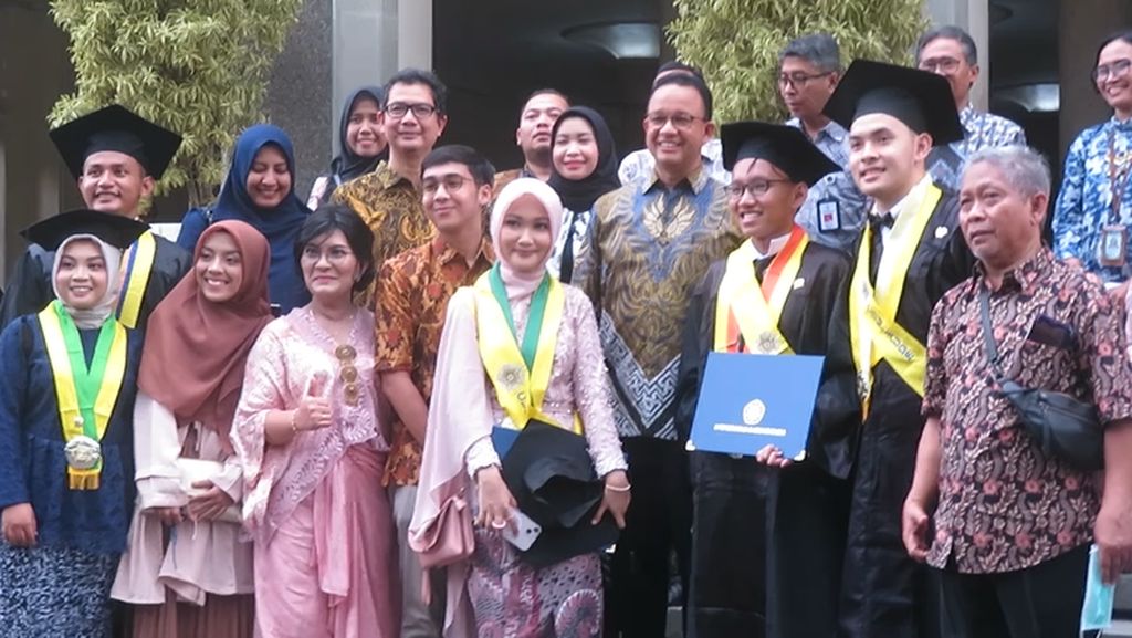 Kala Anies Jadi Sasaran Selfie Wisudawan UGM Yogyakarta