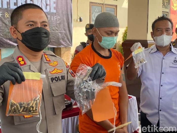 Kapolres Klaten AKBP Eko Prasetyo menunjukkan barang bukti senjata api rakitan, Rabu (25/5/2022).