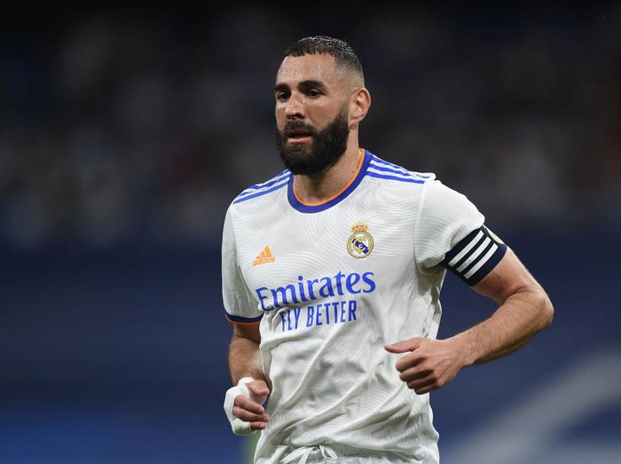 MADRID, SPAIN - MAY 12: Karim Benzema of Real Madrid  looks on during the LaLiga Santander match between Real Madrid CF and Levante UD at estadio Santiago Bernabeu on May 12, 2022 in Madrid, Spain.  (Photo by Denis Doyle/Getty Images)