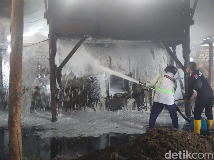 Kebakaran gudang oven bulu ayam di Desa Purworejo, Kecamatan Kaliori, Rembang, Rabu (25/5/2022).