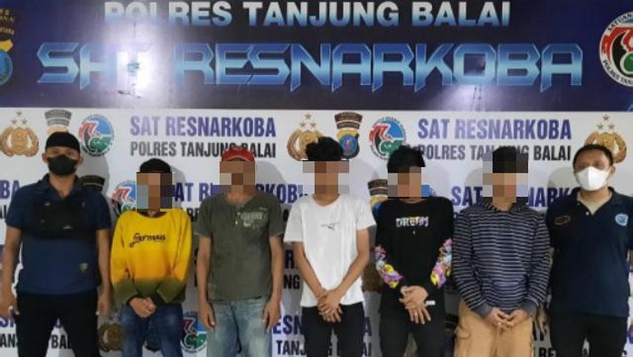 Kelima tersangka diamankan ketika grebek kampung narkoba di Tanjungbalai