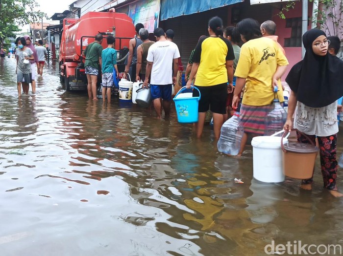 Banjir Rob di Demak Masih Tinggi, Warga Mulai Antre Air Bersih