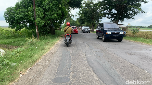 Kondisi jalan yang rusak di Tanjungpura-Rengasdengklok