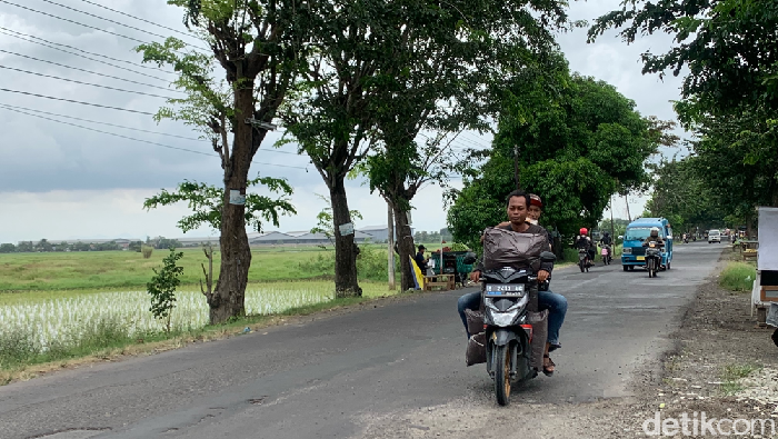 Kondisi jalan yang rusak di Tanjungpura-Rengasdengklok