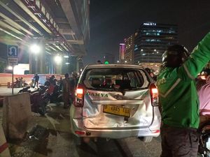 Ada Balita Jadi Korban Luka Tabrakan Beruntun di Depan Menara Saidah
