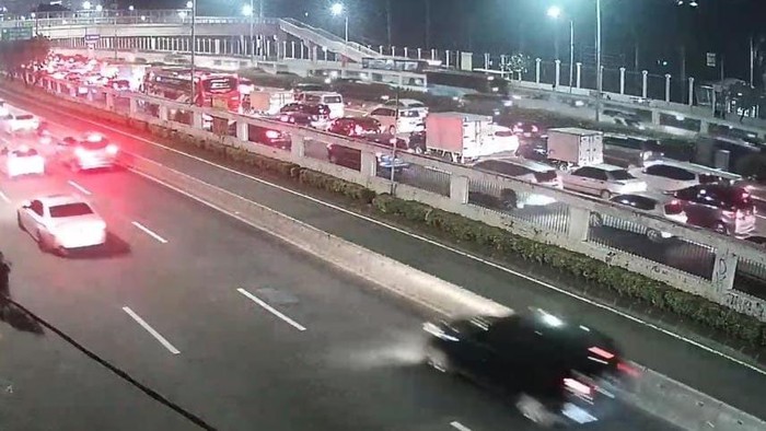 Kondisi kemacetan di Tol Dalam Kota Jakarta malam ini