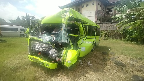 Kondisi minibus travel usai menabrak truk, ringsek bagian depan. Mobil diamankan di Unit Laka Lantas Polres Jembrana, Rabu (25/5).