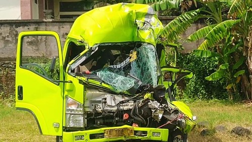 Kondisi minibus travel yang menabrak truk parkir, bagian depan mobil ringsek. Mobil diamankan di Unit Laka Lantas Polres Jembrana, Rabu (25/5).