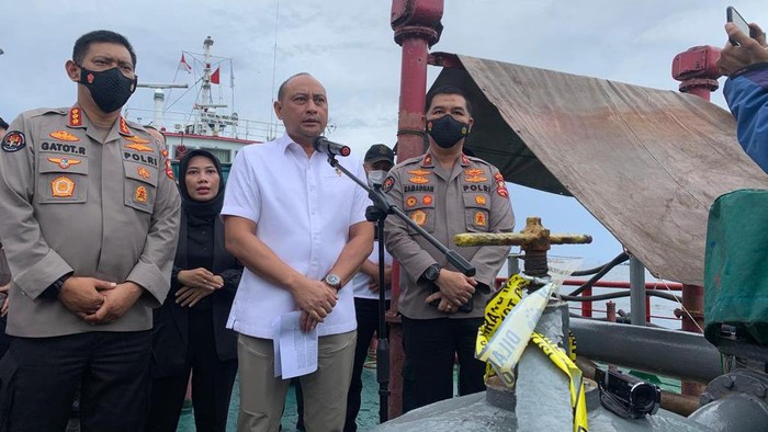 Konferensi pers di atas kapal diduga penampung BBM ilegal (Mulia Budi-detikcom)