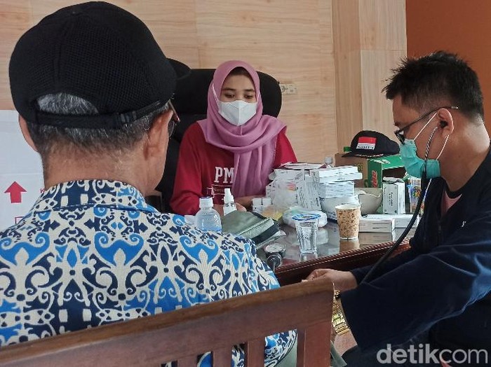 Korban banjir rob di Desa Sriwulan, Kecamatan Sayung, Demak, mulai keluhkan sakit mulai pusing dan penyakit kulit, Rabu (25/5/2022).