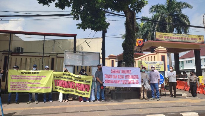Korban penipuan perumahan di Bogor demo polisi meminta pelaku segera ditangkap.