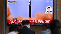 Disebutkan militer Korsel bahwa rudal ICBM itu diluncurkan dari wilayah Pyongyang pada Rabu (25/5) waktu setempat, dan mencapai ketinggian maksimum 540 kilometer dan mencapai jarak 360 kilometer sebelum jatuh ke lautan. (Jung Yeon-Je/Getty Images)