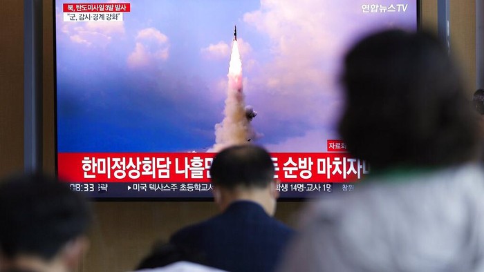 Korut Tembakkan 3 Rudal Usai Biden Tinggalkan Asia People watch a TV screen showing a news program reporting about North Korea's missile launch with file image, at a train station in Seoul, South Korea, Wednesday, May 25, 2022. North Korea launched three ballistic missiles toward the sea on Wednesday, its neighbors said, hours after President Joe Biden wrapped up his trip to Asia where he reaffirmed U.S. commitment to defend its allies in the face of the North's growing nuclear threat. (AP Photo/Lee Jin-man)