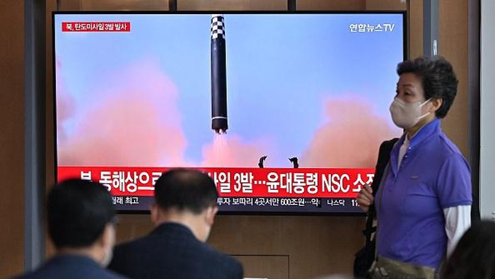 People watch a television screen showing a news broadcast with file footage of a North Korean missile test, at a railway station in Seoul on May 25, 2022, after North Korea fired three ballistic missiles towards the Sea of Japan according to South Korea's military. (Photo by JUNG YEON-JE / AFP) (Photo by JUNG YEON-JE/AFP via Getty Images)