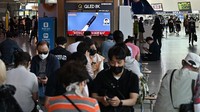 Jika dikonfirmasi, maka itu akan menjadi peluncuran ICBM pertama dalam dua bulan terakhir. Korut yang melanggar moratorium peluncuran jarak jauh tahun 2018, mengklaim telah menguji coba rudal jarak jauh pada Maret lalu sebagai bagian dari pengembangan rudal berkemampuan nuklir yang bisa menjangkau wilayah AS. (Jung Yeon-Je/Getty Images)