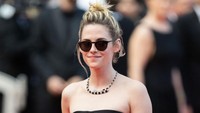 Akesori hitam di jari dan leher menyempurnakan penampilan Kristen Stewart di karpet merah. (Foto: WireImage/Samir Hussein)  