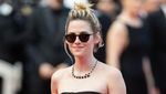 Tampil Serba Hitam, Kristen Stewart Tebar Senyum di Cannes