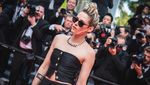 Tampil Serba Hitam, Kristen Stewart Tebar Senyum di Cannes